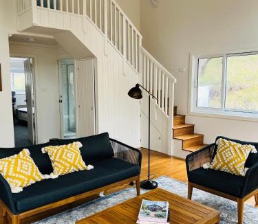 Armidale House | Summit House Armidale - 2 or 4 Bedrooms