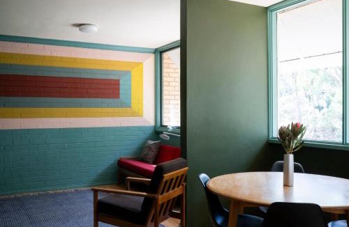Campbell Apartment | Sun filled 1BR APT 2 mins to Legacy Park - Hosted by Canstay