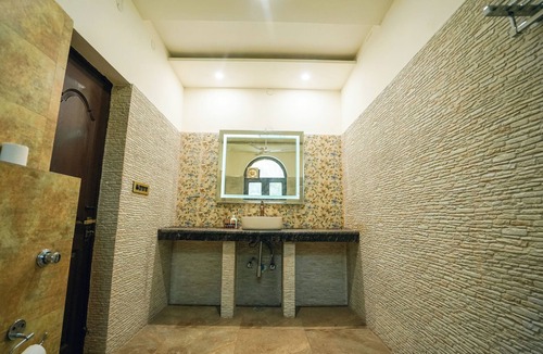 Gurugram Other | Sunahari Bagh- Luxurious 5-bedroom farmhouse in Gurugram with WiFi, AC