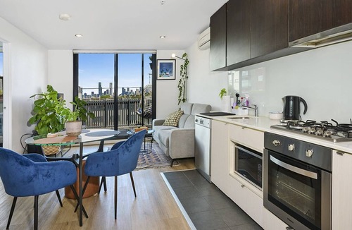 Richmond Apartment | Sunlit home Private Balcony with city views