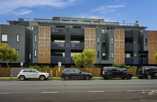Richmond Apartment | Sunlit home Private Balcony with city views