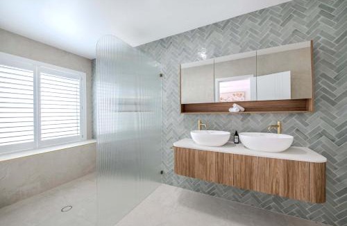 Dubbo House | Sunningdale - Pool Entertainer, Luxurious Living