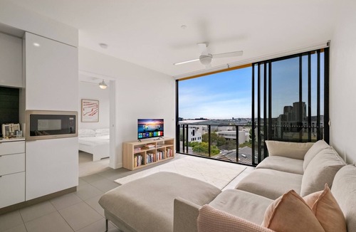 Fortitude Valley Apartment | Sunny 2-Bed in Valley with Premium Amenities