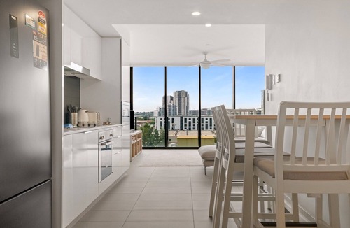 Fortitude Valley Apartment | Sunny 2-Bed in Valley with Premium Amenities