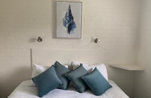 Batehaven Apartment | Sunny, 2-bedroom apartment with pool, 200m from Caseys beach