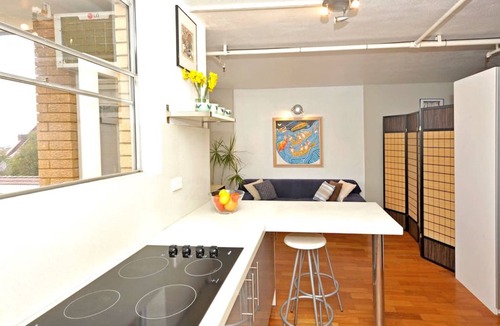 Bondi Apartment | Sunny Bondi Studio with Garage, Balcony and Pool