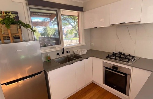 Frankston House | Sunny Central Stay, Entire Unit