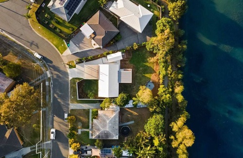 Varsity Lakes House | Sunny Hampton's On Lake-Coastal