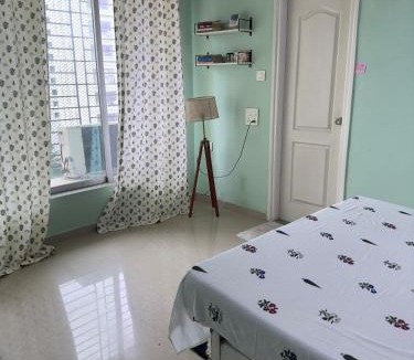 Bhudargarh Colony House | Sunny Pink Room with Balcony, Andheri Hotspot