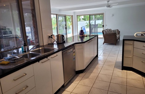 Mooloolaba House | Sunny Spacious Canal Home - pool, kayaks, beach