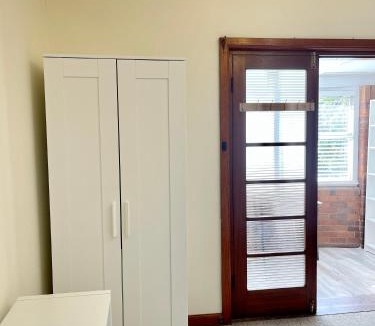 Eastwood House | SUNNY STUDY ROOM ATTACHED IN SPACIOUS PRIATE ROOM Eastwood