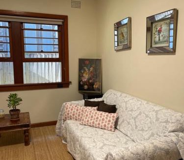 Eastwood House | SUNNY STUDY ROOM ATTACHED IN SPACIOUS PRIATE ROOM Eastwood