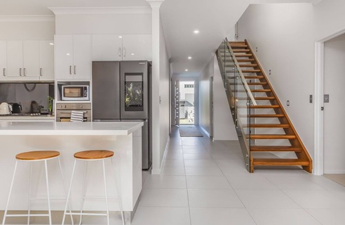 Casuarina House | Sunrays Sanctuary – 350m to Beach & Pet-Friendly