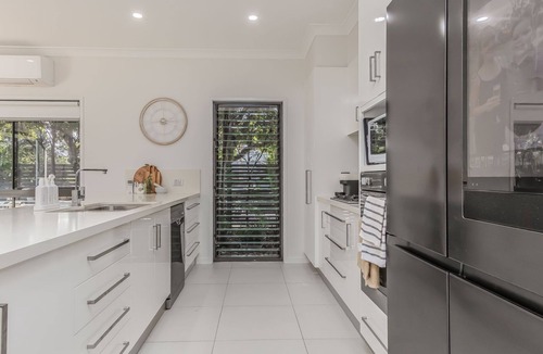 Casuarina House | Sunrays Sanctuary – 350m to Beach & Pet-Friendly