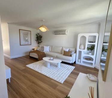 Scarborough Villa | Sunset Coast Retreat - Walk to beach - Free Parking