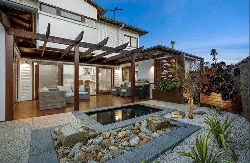 Connewarre House | Sunset Haven: Golf, beach, spa and fire retreat