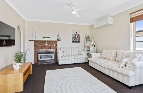 St. Georges Basin House | Sunset on Loralyn by Book Jervis Bay