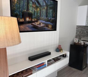 Boyland Apartment | Sunset Ridge - King Bed Cabin & Breakfast Basket