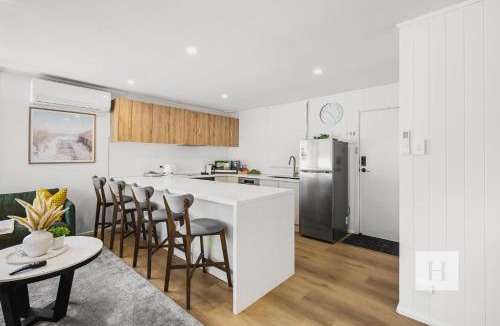 Summerland Point House | Sunset Shore Retreat