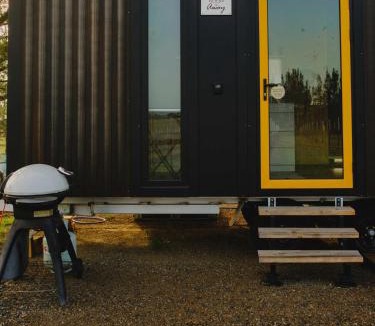 Lovedale Apartment | Sunset Tiny House at Bluebush Estate X by Tiny Away