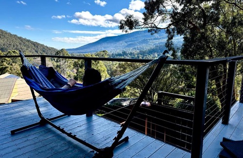 Warburton House | Sunset View House - Rustic Outdoor Bathhouse, Walk to Town
