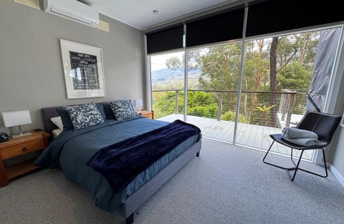 Warburton House | Sunset View House - Rustic Outdoor Bathhouse, Walk to Town