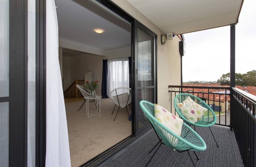 Hamilton Hill House | Sunset Views - 3 Bedroom Townhouse