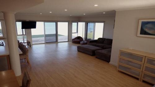 Lake Wangary House | Sunset Waterfront Escape At Dutton Bay - Beachfront Bliss