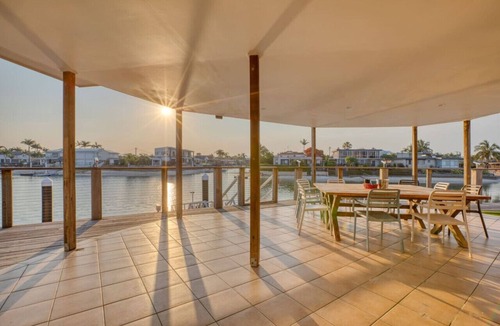 Broadbeach Waters House | Sunset Waters- Wrap-around Point Position with Wide Water Views
