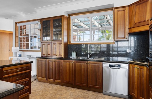 Sunshine House | Sunshine Waterfront 3 Bedroom Lakehouse