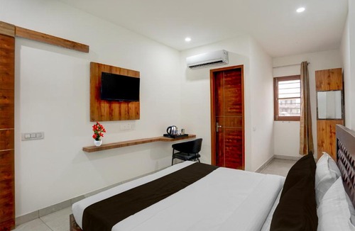 Kharar Hotel | Super Collection O Sector 5 Chandigarh
