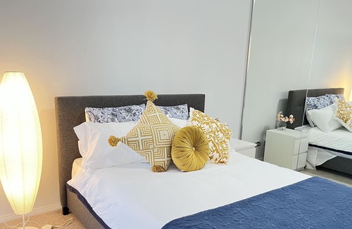 Bondi Junction Apartment | Super convenient modern 2 bed 2 bath parking