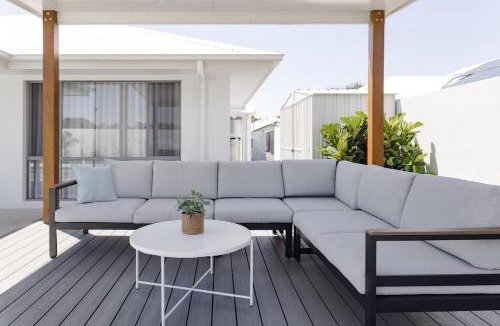 Mudjimba House | Surfrider Hideaway - steps to beach