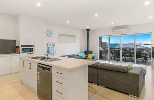 Surf Beach House | Swan Bay Views
