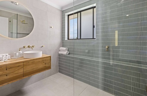 Sandy Beach House | Sway at Sandy, Stylish Beach House with Pool, BBQ, Walk to Beach, Sleeps 8