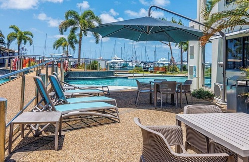 Urangan Apartment | Sweeping Marina Views | Pool + Balcony | Sleeps 4