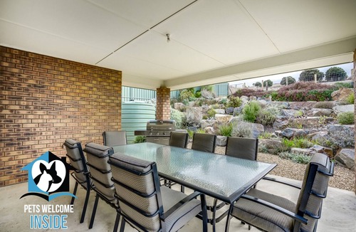 Victor Harbor House | Sweeping Ocean Views 4BR on One Acre