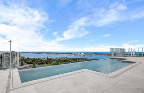 Southport Apartment | Sweeping Ocean view Apt w Carpark and rooftop pool