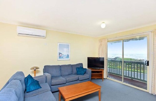 Middleton House | Tahren Beachfront Shack: Your Budget-Friendly Getaway Where Pets Are Welcome
