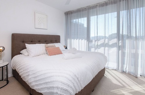 Newstead Apartment | Take Riverside Walks - Near a Family Flat - With a BBQ and Pool