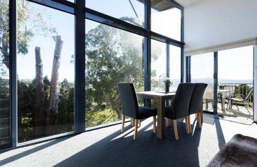 Grindelwald Apartment | Tamar Valley Treetop Retreat with River Views