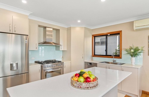 Currarong House | Tanapaser – spacious centrally located home with fireplace
