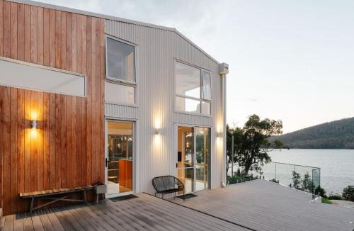 Eaglehawk Neck House | Tasman Tides - Architecturally-designed holiday home