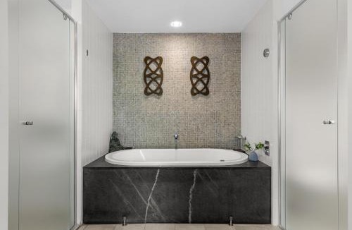 Palm Cove Apartment | Temple 121 Modern Spacious Palm Cove 2 Brm 2 Bth Resort Apartment With Courtyard