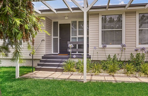 Central Mudgee House | "Tesoro" Chic Hamptons-Inspired Bungalow with BBQ