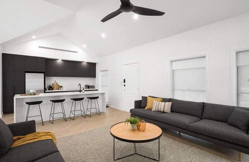 Mount Gambier House | The Abode - Luxury, centrally located, 10 guests.