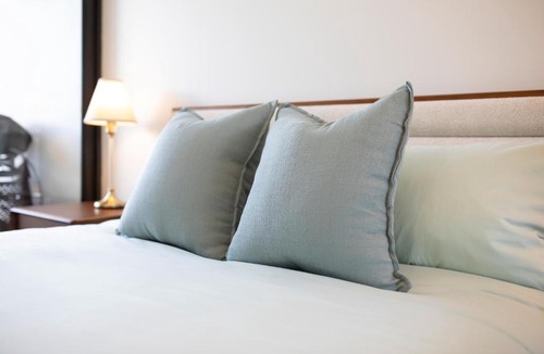 Dickson Apartment | The Aristocrat-Central Mid Century Luxe Dual Suite -2 Bed 2 Bath, Gym and Free Parking