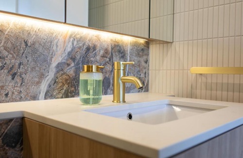 Dickson Apartment | The Aristocrat-Central Mid Century Luxe Dual Suite -2 Bed 2 Bath, Gym and Free Parking