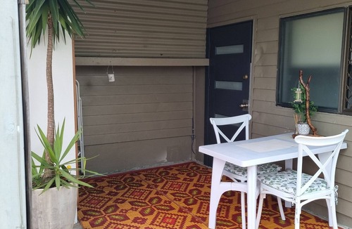 Woodridge Apartment | The Batch. Close to Diggers RSL & Sunday Markets, Brisbane to GC line.