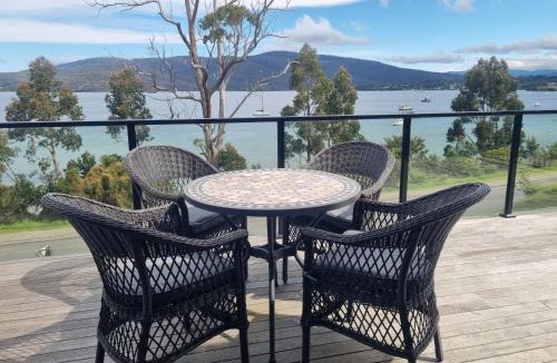 Dover House | The Beach House- private jacuzzi and wood fire!